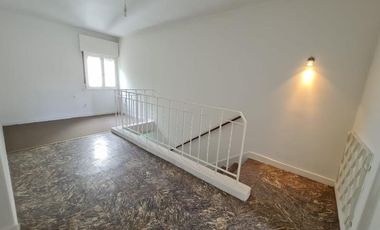 RETASADO. Amplio departamento (tipo casa) de 4 AMB en excelente ubicación.-Banfield E