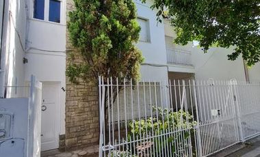 RETASADO. Amplio departamento (tipo casa) de 4 AMB en excelente ubicación.-Banfield E