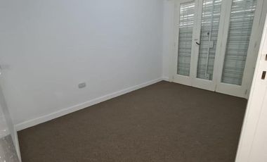 RETASADO. Amplio departamento (tipo casa) de 4 AMB en excelente ubicación.-Banfield E