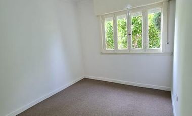 RETASADO. Amplio departamento (tipo casa) de 4 AMB en excelente ubicación.-Banfield E