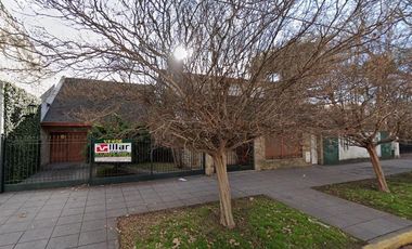 Importante Casa de 3 lotes en Banfield Este