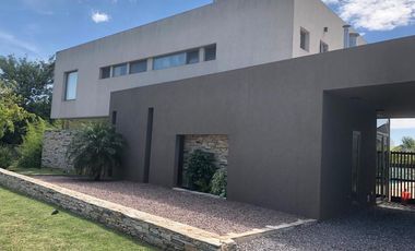 Moderna propiedad en Venta en  Fincas de Iraola II