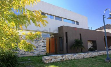 Moderna propiedad en Venta en  Fincas de Iraola II