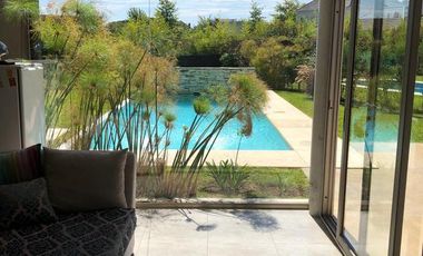 Moderna propiedad en Venta en  Fincas de Iraola II