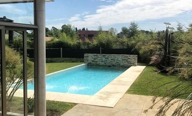 Moderna propiedad en Venta en  Fincas de Iraola II