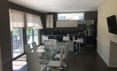 Moderna propiedad en Venta en  Fincas de Iraola II