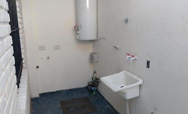 Departamento de 3 ambientes con patio. -Banfield E