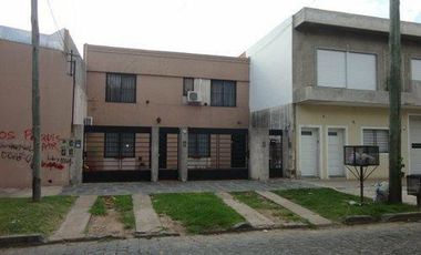 Departamento de 3 ambientes con patio. -Banfield E
