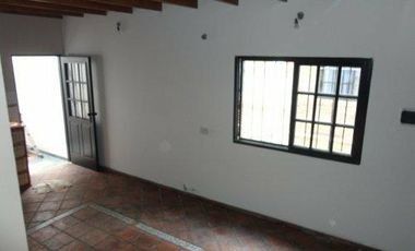 Departamento de 3 ambientes con patio. -Banfield E