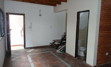 Departamento de 3 ambientes con patio. -Banfield E