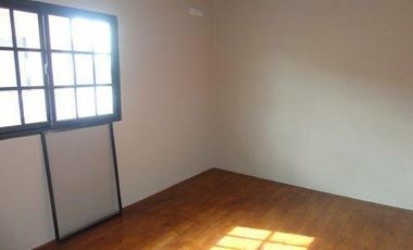 Departamento de 3 ambientes con patio. -Banfield E