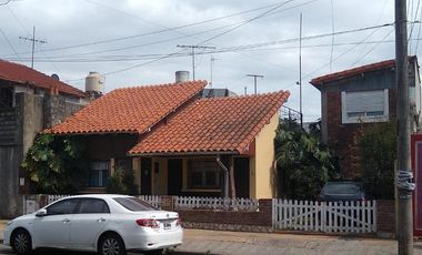 Inmueble que son 2 unidades independientes sin subdivisión. Venta en bloque. Zona comercial.