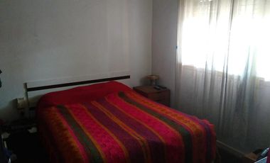 Inmueble que son 2 unidades independientes sin subdivisión. Venta en bloque. Zona comercial.