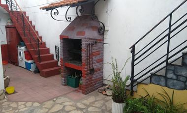 Inmueble que son 2 unidades independientes sin subdivisión. Venta en bloque. Zona comercial.