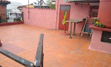 Inmueble que son 2 unidades independientes sin subdivisión. Venta en bloque. Zona comercial.