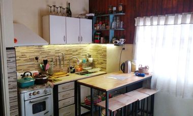 Inmueble que son 2 unidades independientes sin subdivisión. Venta en bloque. Zona comercial.