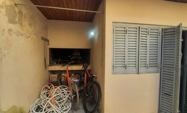 Local y casa en venta en Temperley Este frente a la estacion, ideal comercial