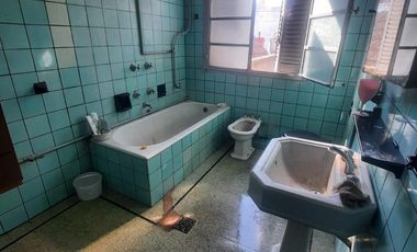 Local y casa en venta en Temperley Este frente a la estacion, ideal comercial