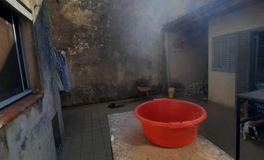 Local y casa en venta en Temperley Este frente a la estacion, ideal comercial