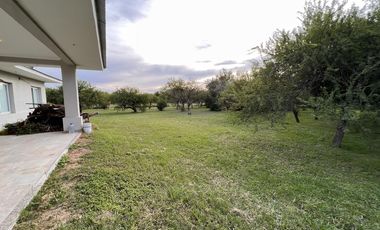 Casa 3 dormitorios con importante lote en Colón