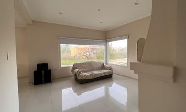 Casa 3 dormitorios con importante lote en Colón