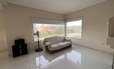 Casa 3 dormitorios con importante lote en Colón