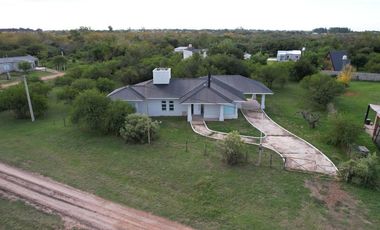 Casa 3 dormitorios con importante lote en Colón