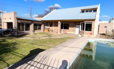Casa en venta 4 dormitorios 3 baños cochera quincho en zona quinta con pileta