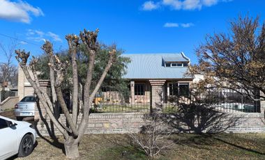 Casa en venta 4 dormitorios 3 baños cochera quincho en zona quinta con pileta