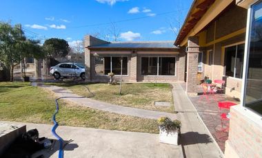 Casa en venta 4 dormitorios 3 baños cochera quincho en zona quinta con pileta
