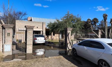 Casa en venta 4 dormitorios 3 baños cochera quincho en zona quinta con pileta