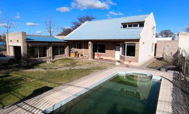 Casa en venta 4 dormitorios 3 baños cochera quincho en zona quinta con pileta