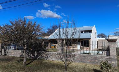Casa en venta 4 dormitorios 3 baños cochera quincho en zona quinta con pileta