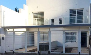 2 Duplex de 2 dormitorios con cochera y espacio libre a estrenar.- R. de Escalada.