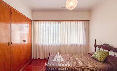 Casa 4 amb. c/ cochera Doble de 202 m2 IMPECABLE en San José