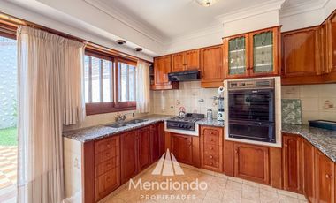 Casa 4 amb. c/ cochera Doble de 202 m2 IMPECABLE en San José