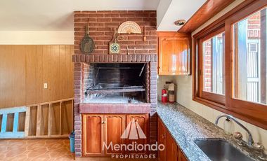 Casa 4 amb. c/ cochera Doble de 202 m2 IMPECABLE en San José