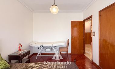 Casa 4 amb. c/ cochera Doble de 202 m2 IMPECABLE en San José