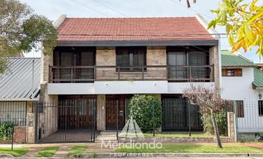 Casa 4 amb. c/ cochera Doble de 202 m2 IMPECABLE en San José