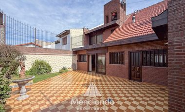Casa 4 amb. c/ cochera Doble de 202 m2 IMPECABLE en San José