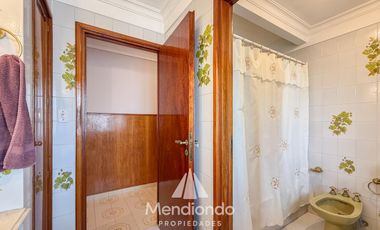 Casa 4 amb. c/ cochera Doble de 202 m2 IMPECABLE en San José