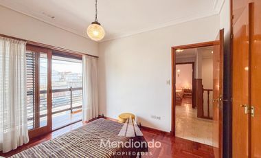 Casa 4 amb. c/ cochera Doble de 202 m2 IMPECABLE en San José
