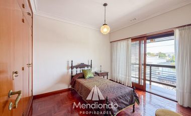 Casa 4 amb. c/ cochera Doble de 202 m2 IMPECABLE en San José