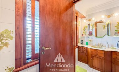 Casa 4 amb. c/ cochera Doble de 202 m2 IMPECABLE en San José