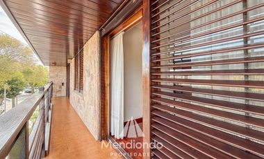 Casa 4 amb. c/ cochera Doble de 202 m2 IMPECABLE en San José