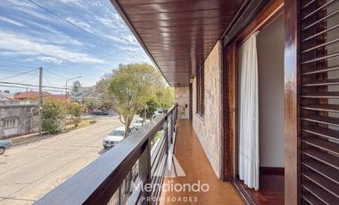 Casa 4 amb. c/ cochera Doble de 202 m2 IMPECABLE en San José