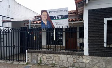 Casa de 3 ambientes y cochera!