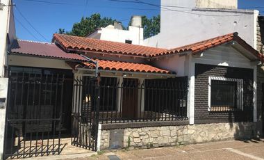 Casa de 3 ambientes y cochera!