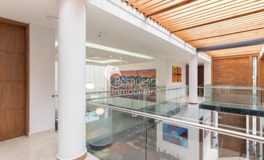 Venta Casa con piscina privada. El Poblado, La Calera, Medellín ✅