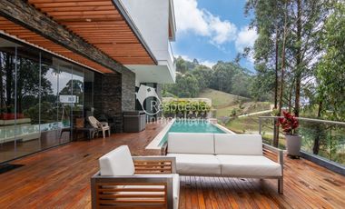 Venta Casa con piscina privada. El Poblado, La Calera, Medellín ✅